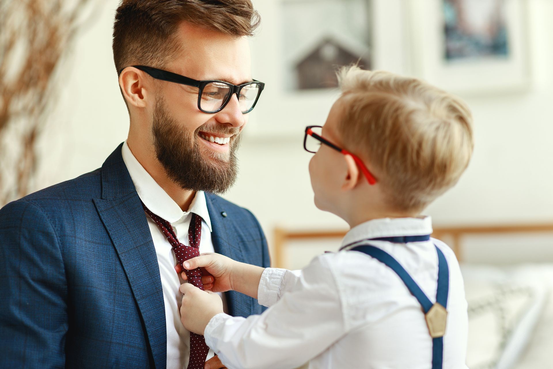 Skreddersydde dresser i verdensklasse – nå tilgjengelig i Norge Leter du etter den perfekte dressen? Oppdag ekte skreddersøm med Rashmi Custom Tailors – eksperter på målsydde dresser, skjorter, smoking og blazere siden 1987. Vi kombinerer klassisk håndverk med moderne stil og bruker kun luksuriøse stoffer fra ledende italienske veverier.  Enten du er i Oslo, Bergen, Stavanger eller Trondheim – vi tilbyr private avtaler og personlig oppfølging. Med tusenvis av fornøyde kunder over hele verden, garanterer vi perfekt passform og førsteklasses kvalitet.  📍 Tilgjengelig i Norge noen ganger i året – sikre deg en eksklusiv time i dag! 📞 Kontakt oss via WhatsApp eller telefon: +1 202 751 1859
